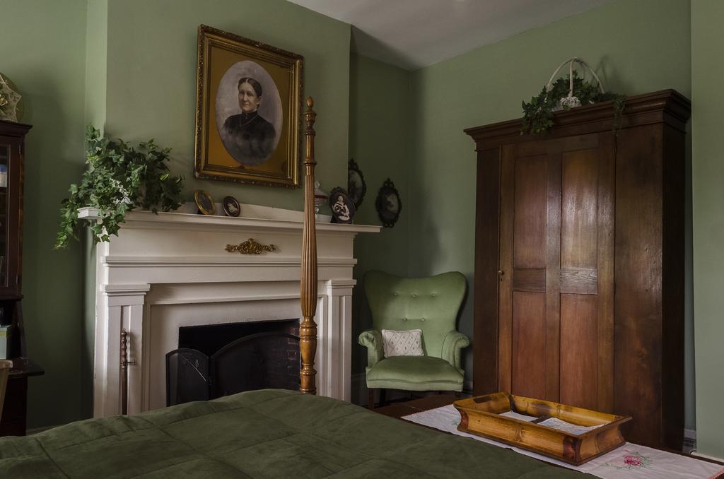 Munro House Bed And Breakfast Jonesville Room photo
