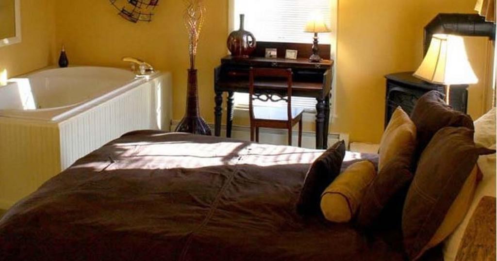 Munro House Bed And Breakfast Jonesville Room photo