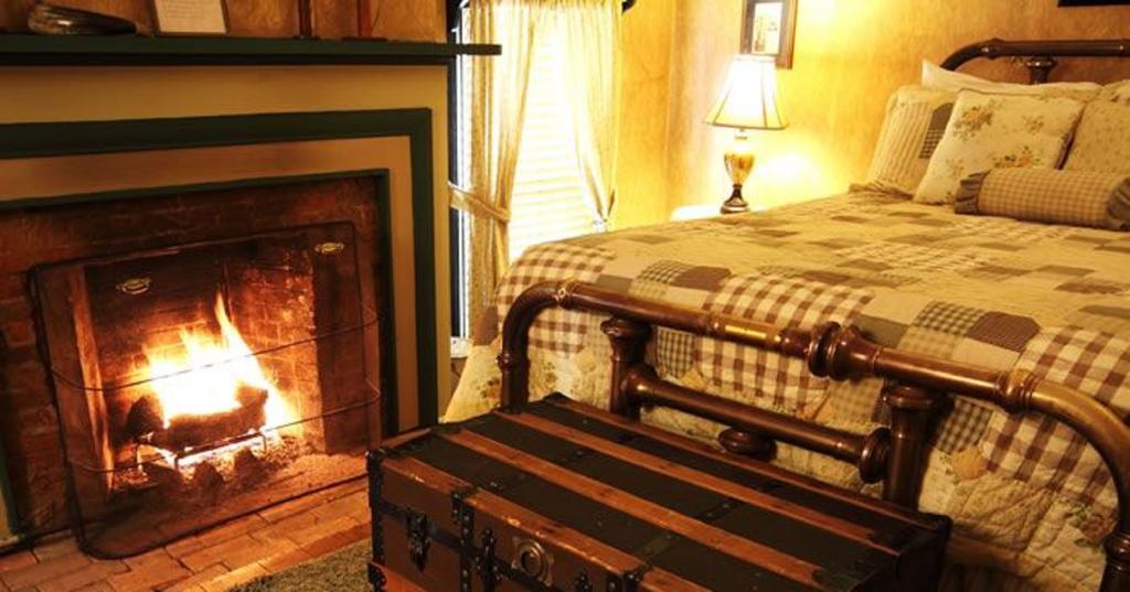 Munro House Bed And Breakfast Jonesville Room photo