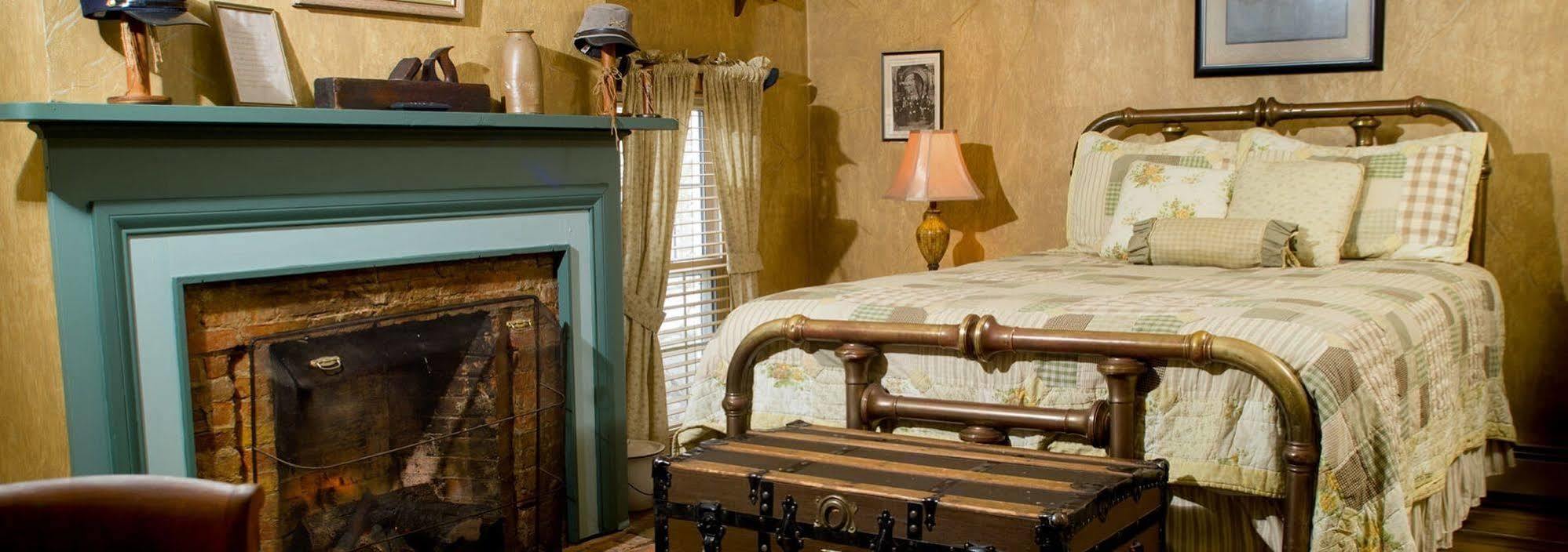Munro House Bed And Breakfast Jonesville Exterior photo
